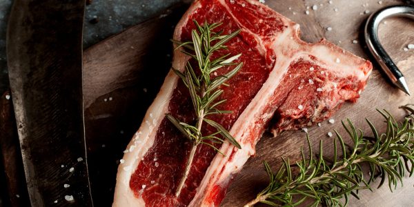 pezzo-di-bistecca-fresca-con-rosmarine-e-sale_140725-4641