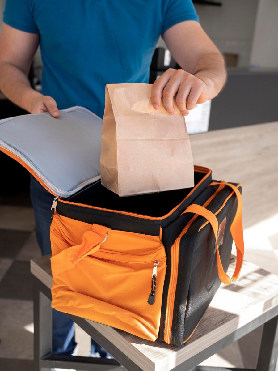 uomo-che-prepara-cibo-da-asporto-per-la-consegna_23-2149025794